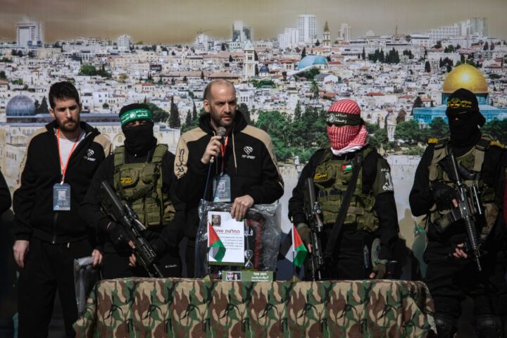 Cerimónia de libertação de reféns israelitas em Gaza.