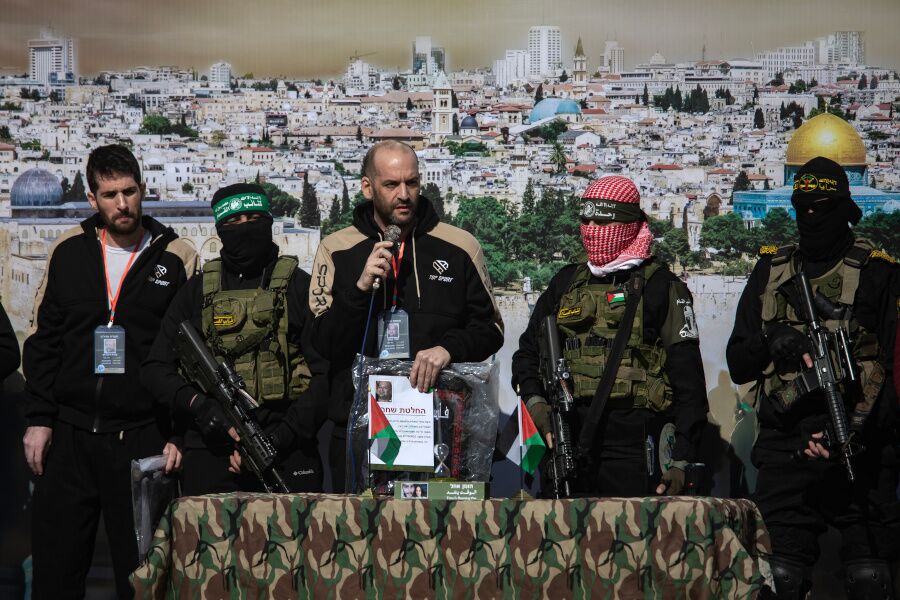 Cerimónia de libertação de reféns israelitas em Gaza.