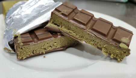 Chocolate do Dubai aberto em cima de um prato branco.