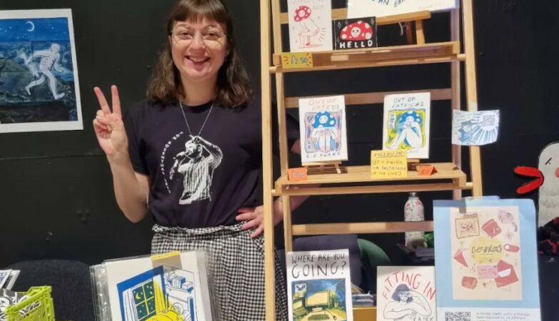 A cartoonista britânica Becky Burke a mostrar os seus livros.