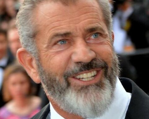 O actor Mel Gibson a sorrir.