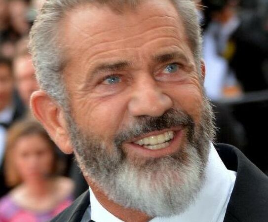 O actor Mel Gibson a sorrir.