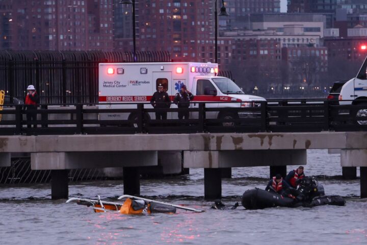 Helicóptero turístico caiu no rio Hudson, em Nova Iorque.