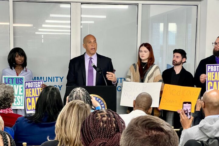 O senador democrata Cory Booker a discursar.