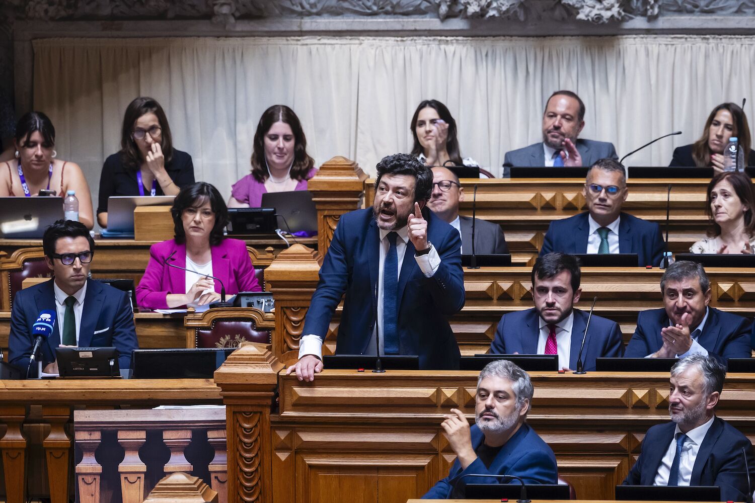PS, Aguiar-Beyaz’ın “korkak” tutumundan bıkmıştır; Milletvekilleri masaya çarptı (kelimenin tam anlamıyla)