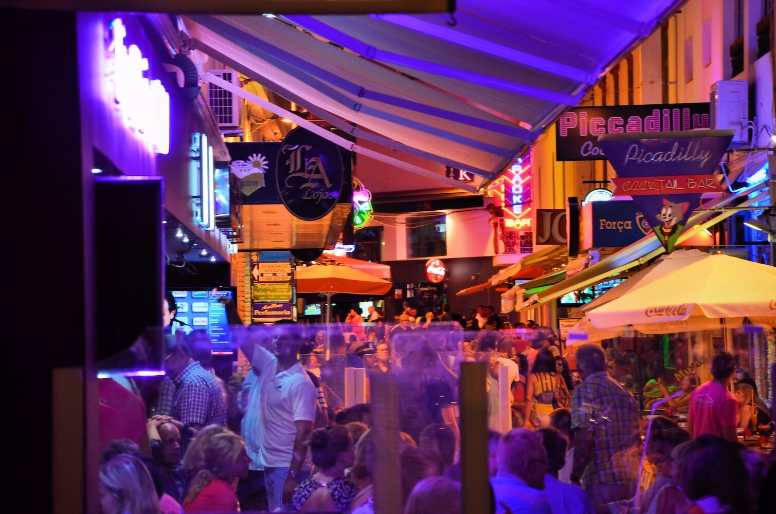 Albufeira, 23.00 ile 8.00 arasındaki sokakta alkol satışlarını yasaklıyor