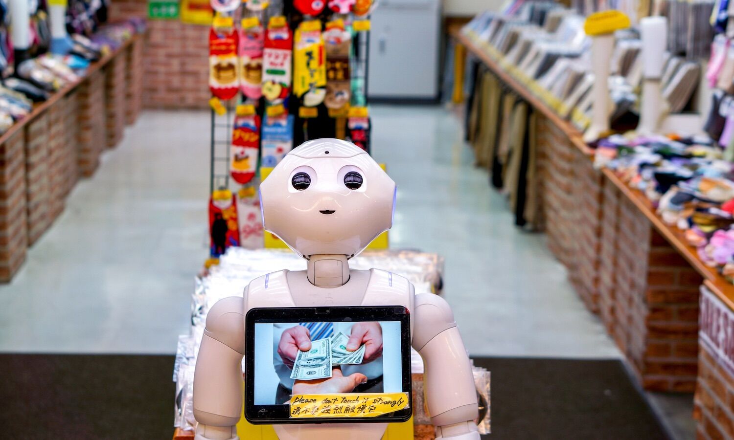 Japonya mağazalarda robotlar kullanıyor. Hiç iş almıyorlar