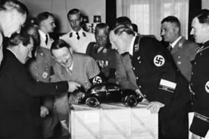 Ferdinand Porsche revela o conceito Volkwagen na presença de um Adolf Hitler visivelmente entusiasmado, ao descobrir que o motor se situa na mala do carro.