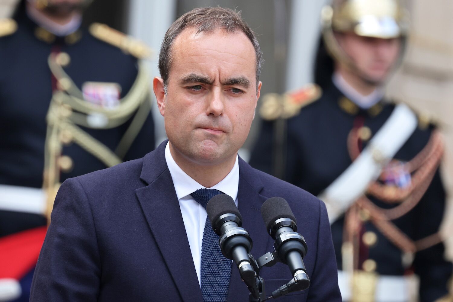 Yeni Fransız Başbakanı ulusal tatilleri kurtarıyor ve (neredeyse) tümünü açıyor